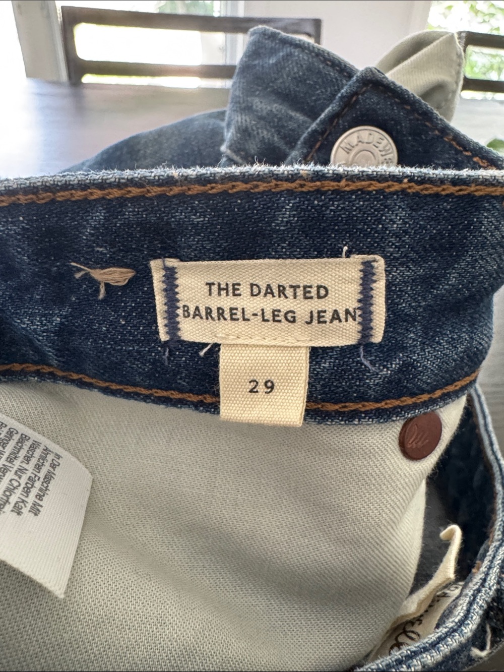 Madewell Darted Barrel Leg Jeans in Medium Blue Wash size 29 - Picture 2 of 8
